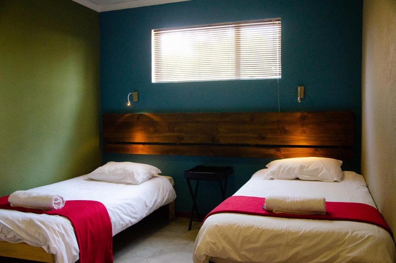 Desert Dew Guest House Hutchinson Esterno foto
